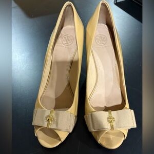 Tory burch nude patent bow wedge - size 9